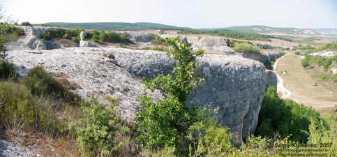 Крым. Эски-Кермен, вид с северного дозорного комплекса на замок-крепость Кыз-Куле («Девичья башня»).