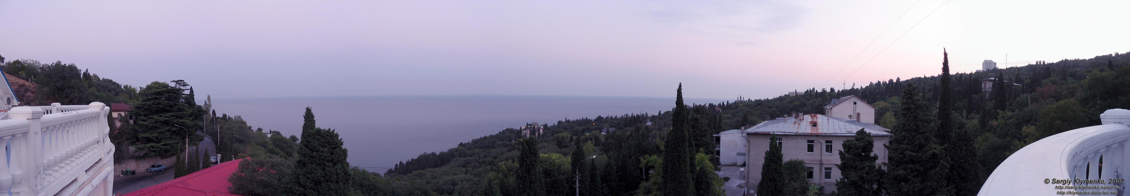 Крым. Алупка. Вечерний вид с террасы пятого этажа отеля «Серсиаль» (панорама ~180°).