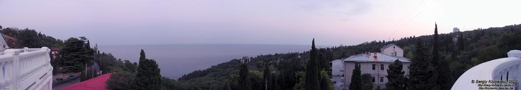 Крым. Алупка. Вечерний вид с террасы пятого этажа отеля «Серсиаль» (панорама ~180°).