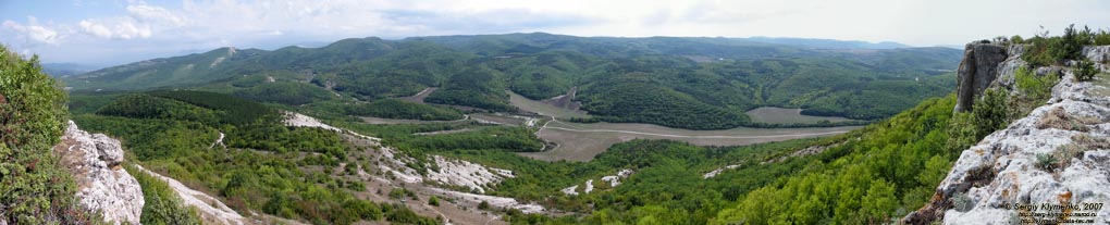 Крым. Мангуп-Кале. Вид с южного обрыва (панорама ~180°).
