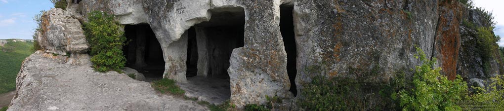 Крым. Мангуп-Кале. Терраса перед комплексом пещер «Барабан-коба» на мысе Тешкли-бурун («Дырявый мыс»), панорама ~180°.