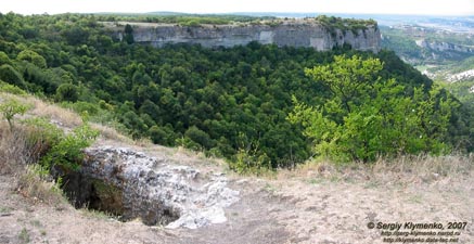 Крым. Мангуп-Кале. Вид на мыс Елли-бурун («мыс Ветров») и балку Капу-дере («Воротная балка») с оконечности мыса Тешкли-бурун («Дырявый мыс»).