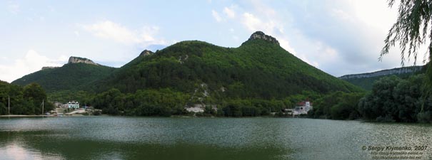 Крым. Мангуп-Кале - город в облаках. Общий вид плато с северо-запада.