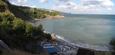 Алупка. Пейзаж моря и пляжа с побережья.