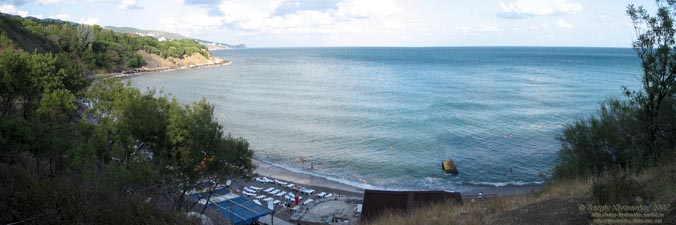 Алупка. Пейзаж моря и пляжа с побережья.