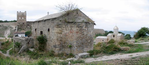 Крым, Феодосия. Фото. Территория генуэзской крепости Кафа. Церковь Иоанна Богослова, памятник архитектуры XIV века.