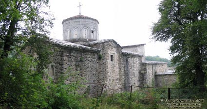 Крым. Фото. Монастырь Сурб-Хач, памятник архитектуры XIV-XVI вв. Храм Сурб Ншан («Святое Знамение»).