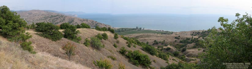 По дороге от Алушты на Судак. Вид на горы и море с перевала где-то вблизи села Приветное.