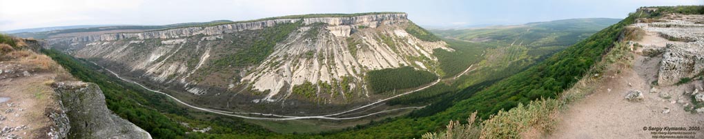 Крым. Чуфут-Кале, пейзаж Крымских гор от дюрбе Джаныке-ханым.