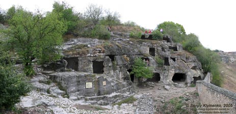 Крым. Чуфут-Кале, вид на «пещерный город» чуть выше Малых (Южных) ворот.