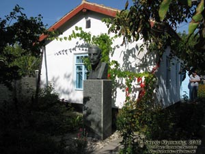 Крым. Фото. Старый Крым, дом-музей Александра Грина и памятник Александру Грину.
