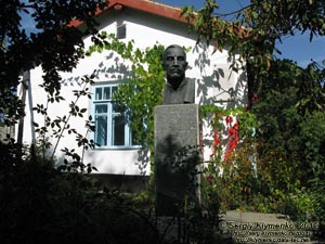 Крым. Фото. Старый Крым, дом-музей Александра Грина и памятник Александру Грину.