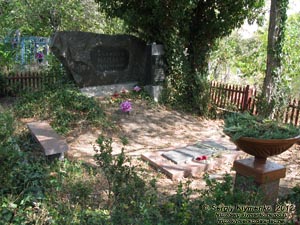 Крым. Фото. Старый Крым, могила Ю. В. Друниной (10.05.1924-21.11.1991) и А. Я. Каплера (15.09.1903-11.09.1979) на Старо-крымском кладбище.