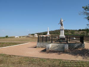 Крым. Фото. Мемориал, посвященный Альминскому сражению времен Крымской (Восточной) войны 1853-1856 годов. Памятник воинам Владимирского полка.