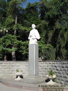 Крым. Фото. Балаклава, угол улиц Рубцова и 7-го Ноября. Памятник Лесе Украинке.