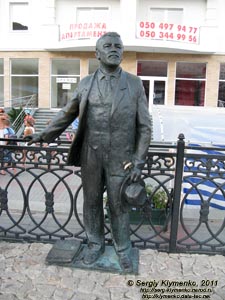 Крым. Фото. Балаклава, набережная Назукина. Памятник Куприну Александру Ивановичу.
