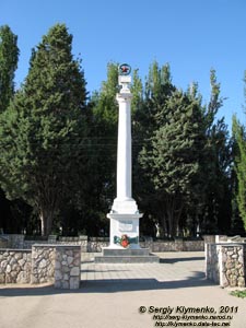 Крым. Фото. Балаклава, угол улиц Новикова и Крестовского. Памятник павшим в боях за Балаклаву в годы Второй мировой войны.