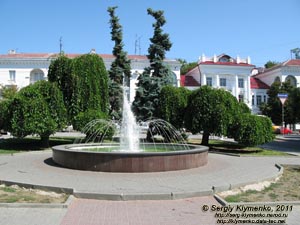 Севастополь. Фото. Фонтан перед Дворцом Детства и Юношества, вид со стороны Дворца Детства и Юношества.