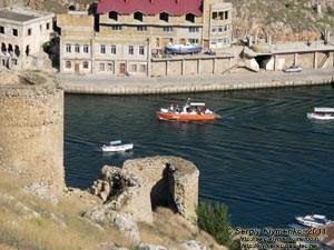 Крым. Фото. Руины крепости Чембало на фоне Балаклавcкой бухты.