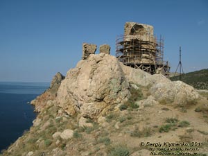 Крым. Фото. Балаклава, остатки башен крепости Чембало.