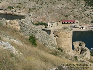 Крым. Фото. Руины крепости Чембало на фоне Балаклавcкой бухты.