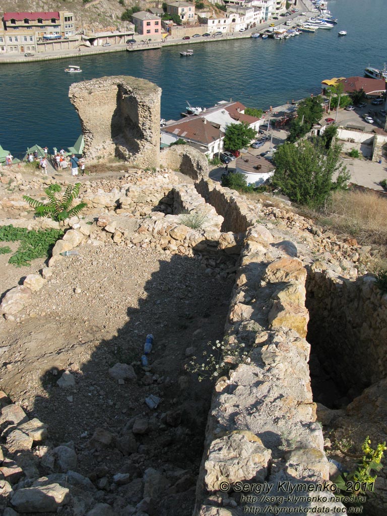 Крым. Фото. Руины крепости Чембало на фоне Балаклавcкой бухты.