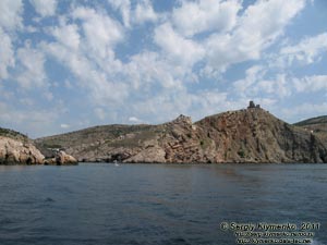 Крым. Фото. Устье Балаклавcкой бухты и руины крепости Чембало, вид с моря.