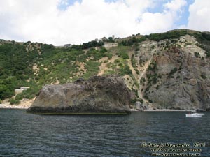 Крым. Фото. Яшмовый пляж, Скала Святого Явления и Георгиевский монастырь. Вид с моря.