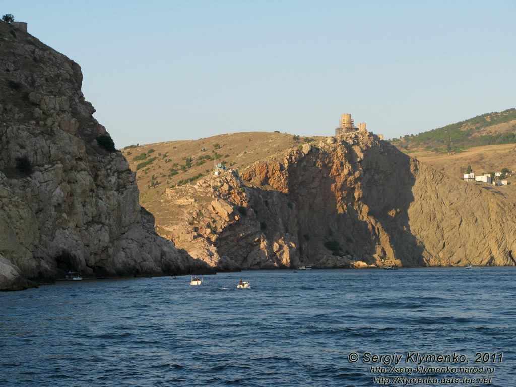 Крым. Фото. Устье Балаклавcкой бухты и руины крепости Чембало, вид с моря.
