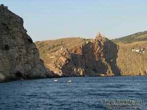 Крым. Фото. Устье Балаклавcкой бухты и руины крепости Чембало, вид с моря.