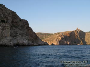 Крым. Фото. Устье Балаклавcкой бухты и руины крепости Чембало, вид с моря.