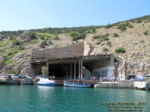 Крым. Фото. Канал-вход в Военно-морской музейный комплекс «Балаклава», вид с Балаклавской бухты.