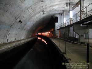Крым. Фото. Военно-морской музейный комплекс «Балаклава». Подземный водный канал, вид в сторону выхода в море.