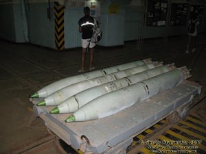 Крым. Фото. Военно-морской музейный комплекс «Балаклава». Локальная зона арсенала. Транспортная тележка с боеприпасами на поворотном круге.