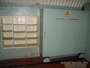 Крым. Фото. Военно-морской музейный комплекс «Балаклава». Кабинет-сейф для хранения контрольных источников ионизирующего излучения.