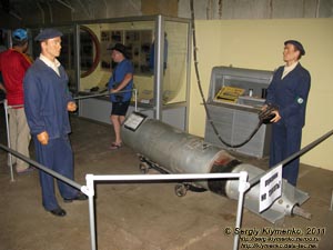 Крым. Фото. Военно-морской музейный комплекс «Балаклава». Рабочий расчет за работой.