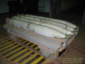 Крым. Фото. Военно-морской музейный комплекс «Балаклава». Локальная зона арсенала. Транспортная тележка с боеприпасами на поворотном круге.