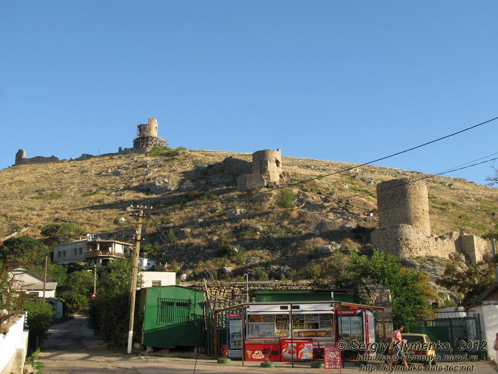 Крым. Фото. Балаклава, остатки башен крепости Чембало, вид от набережной Назукина.