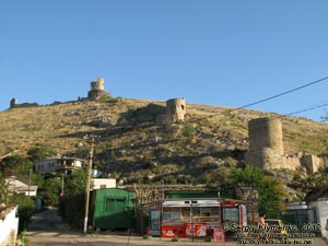 Крым. Фото. Балаклава, остатки башен крепости Чембало, вид от набережной Назукина.