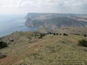 Крым. Фото. Форт «Южная Балаклава». Побережье до плато Кая-Баш и руины генуэзской крепости Чембало, вид с горы Аскети (гора Спилия).