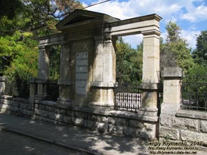 Крым, Феодосия. Фото. Надгробие Ивана Константиновича Айвазовского в ограде армянской церкви Сергия (Сурб Саркис).