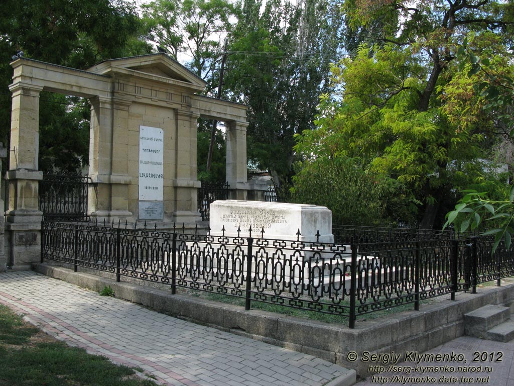 Крым, Феодосия. Фото. Надгробие Ивана Константиновича Айвазовского в ограде армянской церкви Сергия (Сурб Саркис).