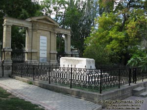 Крым, Феодосия. Фото. Надгробие Ивана Константиновича Айвазовского в ограде армянской церкви Сергия (Сурб Саркис).
