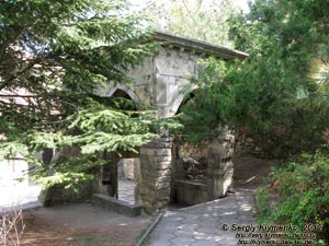 Крым, Феодосия. Фото. Колокольня-портал перед армянской церковью Сергея (Сурб Саркис).
