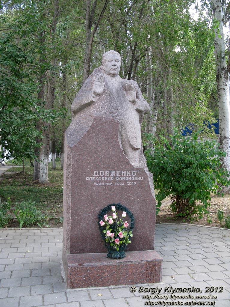 Крым, Феодосия. Фото. По улицам города. Памятник Александру Довженко.