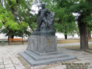 Крым, Феодосия. Фото. Памятник Вите Коробкову, пионеру-партизану.