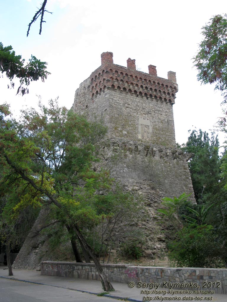 Крым, Феодосия. Фото. Генуэзская крепость Кафа XIV-XV веков. Башня Константина, памятник архитектуры XIV века.