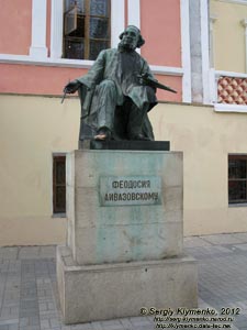 Крым, Феодосия. Фото. Памятник Ивану Константиновичу Айвазовскому перед зданием картинной галереи Айвазовского.