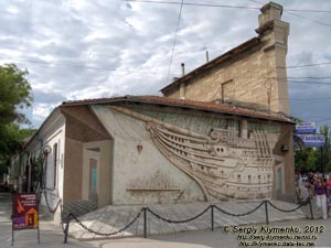 Крым, Феодосия. Фото. Боковая сторона музея Александра Грина: большое рельефное панно «Бригантина».