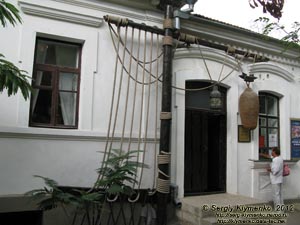 Крым, Феодосия. Фото. Литературно-мемориальный музей Александра Грина. Вход.